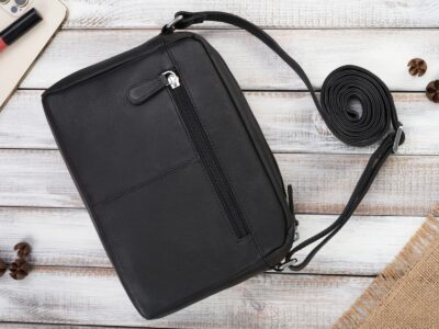 Mała, czarna torebka damska skórzana z metalowymi okuciami w kolorze srebrnym - obrazek 4