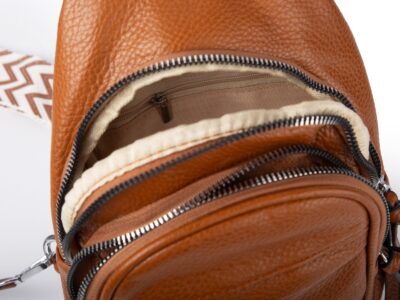 Brązowym (koniakowy) plecak damski na jedno ramię miejski elegancki - obrazek 5