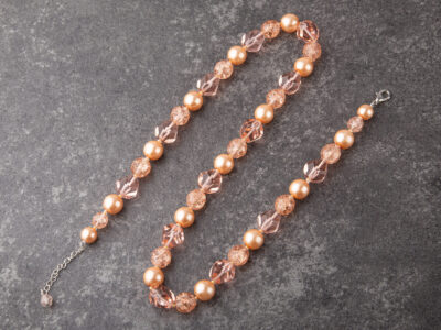 Preciosa Rosé Shine – kobiecy naszyjnik łososiowy z perłami, kryształami i kamykami crackle - obrazek 4