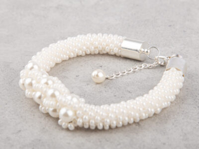 Elegancka, pleciona ręcznie bransoletka damska z białych pereł Pearl Whisper - obrazek 4