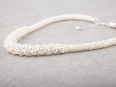 Ręcznie pleciony, elegancki naszynik damski z białymi perłami Pearl Whisper - obrazek 3