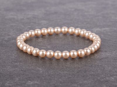 Delikatna bransoletka damska z pereł Preciosa w kolorze ecru na gumce Eterna Beige - obrazek 2