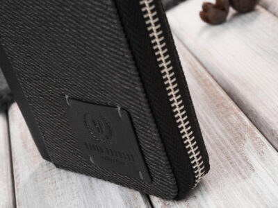 Pionowy, czarny portfel męski zapinany na zamek błyskawiczny, z canvasu i skóry - obrazek 10