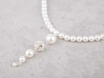 Naszyjnik z białymi perłami i wisiorkiem z kuleczką z cyrkoniami Cyria Pearl White - obrazek 2