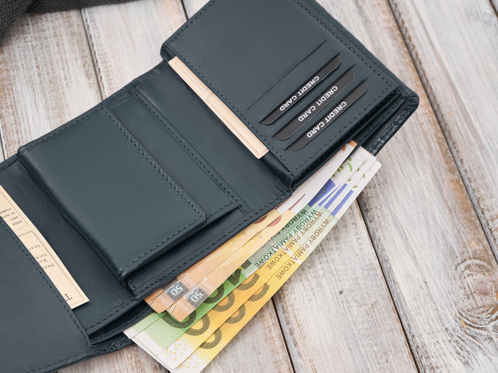 Otwarty granatowy skórzany portfel damski z miejscem na karty i banknoty