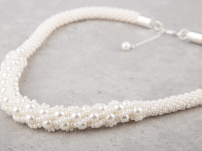 Ręcznie pleciony, elegancki naszynik damski z białymi perłami Pearl Whisper - obrazek 4