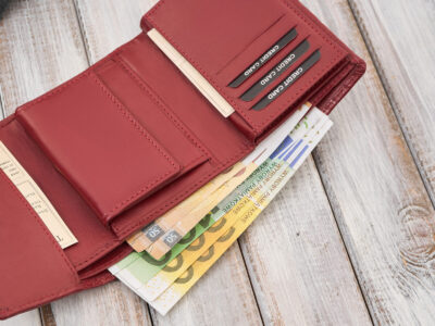 Czerwony, średni portfel damski skórzany z wzorem w tłoczone kwiaty RFID - obrazek 6