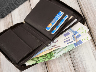 Pionowy, ciemnobrązowy portfel męski zapinany na zamek błyskawiczny, z canvasu i skóry - obrazek 7