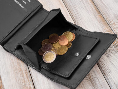 Czarny, średni portfel damski skórzany z wzorem w tłoczone kwiaty RFID - obrazek 7