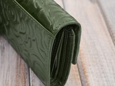 Ciemnozielony, średni portfel damski skórzany z wzorem w tłoczone kwiaty RFID - obrazek 8