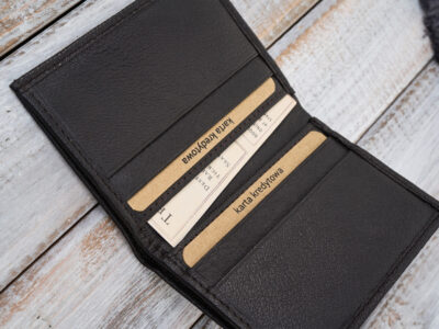 Malutki mini-portfel męski skórzany z miejscem tylko na karty i banknoty, ciemnobrązowy - obrazek 7