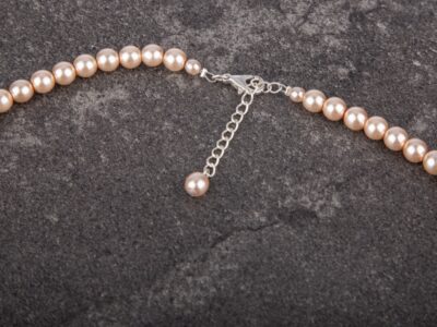 Elegancki damski naszyjnik z małych okrągłych pereł Preciosa w kolorze pudrowego różu Eterna Rose - obrazek 3