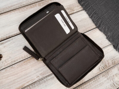 Pionowy, ciemnobrązowy portfel męski zapinany na zamek błyskawiczny, z canvasu i skóry - obrazek 4