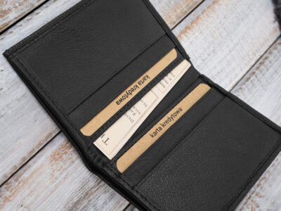 Malutki mini-portfel męski skórzany z miejscem tylko na karty i banknoty, czarny - obrazek 7