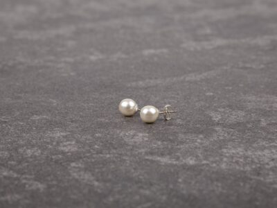 Kolczyki damskie na sztyfcie z pojedynczymi perłami 8 mm w kolorze białym Classic White - obrazek 2