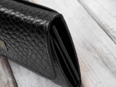 Czarny, średni portfel damski skórzany z wzorem imitującym skórę krokodyla - obrazek 7