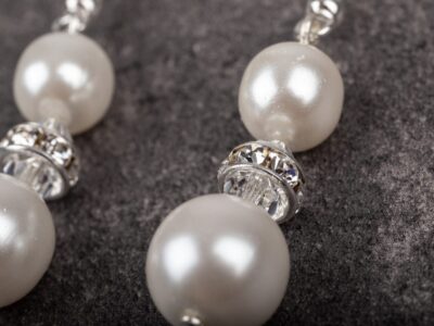 Kolczyki damskie wiszące z białymi perłami i błyszczącym krążkiem Classic White - obrazek 2