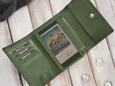 Ciemnozielony, średni portfel damski skórzany z wzorem w tłoczone kwiaty RFID - obrazek 2