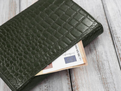 Zielony, średni portfel damski skórzany z wzorem imitującym skórę krokodyla - obrazek 6