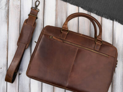 Duża elegancka teczka męska skórzana w kolorze brązowym z paskiem na ramię A4 - obrazek 3