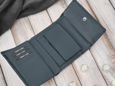 Granatowy, średni portfel damski skórzany z wzorem w tłoczone kwiaty RFID - obrazek 3