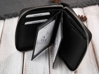 Pionowy, czarny portfel męski zapinany na zamek błyskawiczny, z canvasu i skóry - obrazek 2