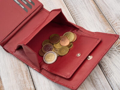 Czerwony, średni portfel damski skórzany z wzorem w tłoczone kwiaty RFID - obrazek 7