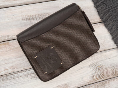 Pionowy, ciemnobrązowy portfel męski zapinany na zamek błyskawiczny, z canvasu i skóry - obrazek 2