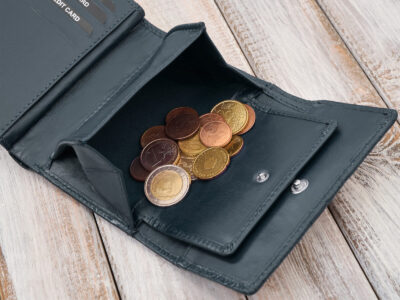 Granatowy, średni portfel damski skórzany z wzorem w tłoczone kwiaty RFID - obrazek 5