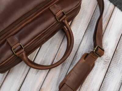 Duża elegancka teczka męska skórzana w kolorze brązowym z paskiem na ramię A4 - obrazek 5