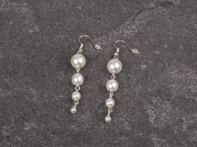 Kolczyki damskie z wiszącymi białymi perłami Preciosa Elegance White - obrazek 4