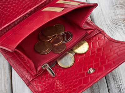 Czerwony, średni portfel damski skórzany z wzorem imitującym skórę krokodyla - obrazek 4