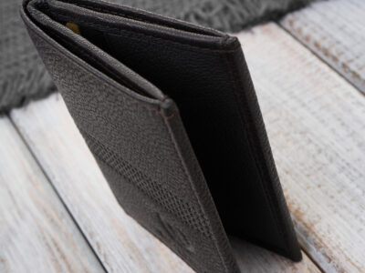 Malutki mini-portfel męski skórzany z miejscem tylko na karty i banknoty, ciemnobrązowy - obrazek 4