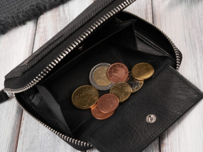 Pionowy, czarny portfel męski zapinany na zamek błyskawiczny, z canvasu i skóry - obrazek 9