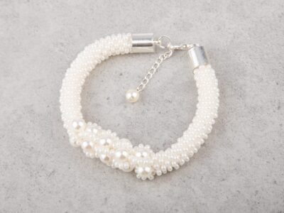 Elegancka, pleciona ręcznie bransoletka damska z białych pereł Pearl Whisper - obrazek 2