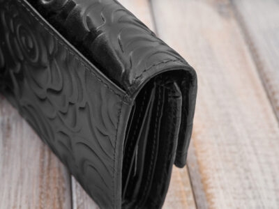 Czarny, średni portfel damski skórzany z wzorem w tłoczone kwiaty RFID - obrazek 8