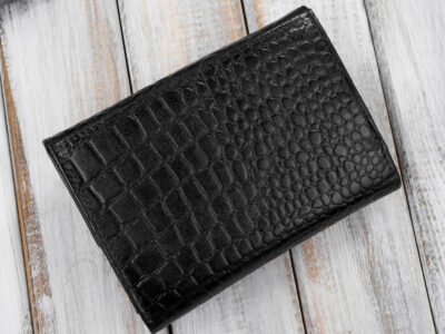 Czarny, średni portfel damski skórzany z wzorem imitującym skórę krokodyla - obrazek 8