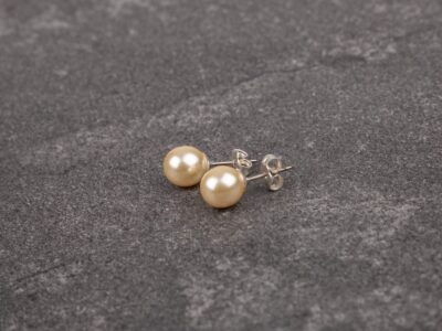 Kolczyki damskie na sztyfcie z pojedynczymi perłami 8 mm w kolorze ecru Beige Symphony - obrazek 2