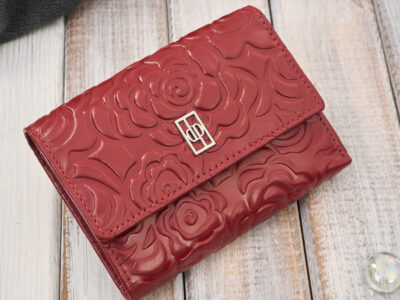 Czerwony, średni portfel damski skórzany z wzorem w tłoczone kwiaty RFID - obrazek 2