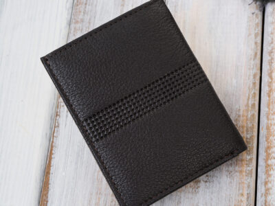 Malutki mini-portfel męski skórzany z miejscem tylko na karty i banknoty, ciemnobrązowy - obrazek 5
