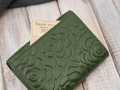 Ciemnozielony, średni portfel damski skórzany z wzorem w tłoczone kwiaty RFID - obrazek 7