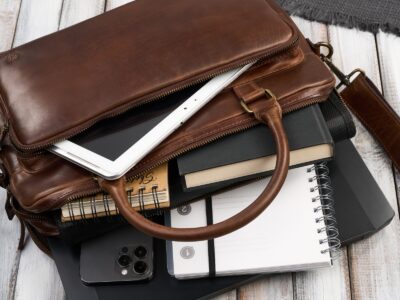 Duża elegancka teczka męska skórzana w kolorze brązowym z paskiem na ramię A4 - obrazek 10