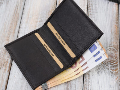 Malutki mini-portfel męski skórzany z miejscem tylko na karty i banknoty, ciemnobrązowy - obrazek 2