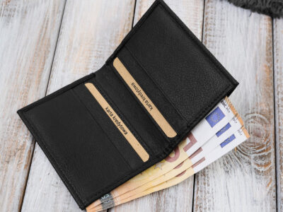Malutki mini-portfel męski skórzany z miejscem tylko na karty i banknoty, czarny - obrazek 2