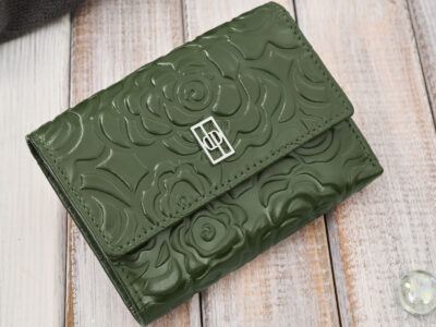 Ciemnozielony, średni portfel damski skórzany z wzorem w tłoczone kwiaty RFID - obrazek 5