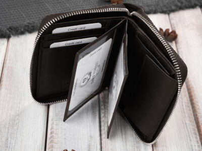 Pionowy, ciemnobrązowy portfel męski zapinany na zamek błyskawiczny, z canvasu i skóry - obrazek 9