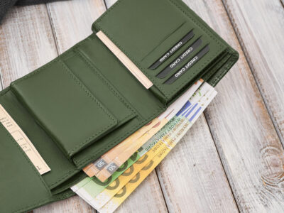 Ciemnozielony, średni portfel damski skórzany z wzorem w tłoczone kwiaty RFID - obrazek 4