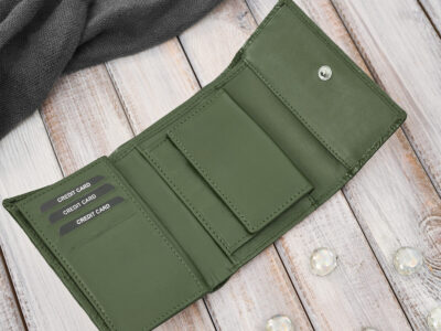 Ciemnozielony, średni portfel damski skórzany z wzorem w tłoczone kwiaty RFID - obrazek 3