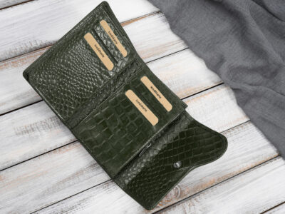 Zielony, średni portfel damski skórzany z wzorem imitującym skórę krokodyla - obrazek 2