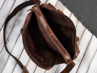 Duża elegancka teczka męska skórzana w kolorze brązowym z paskiem na ramię A4 - obrazek 4